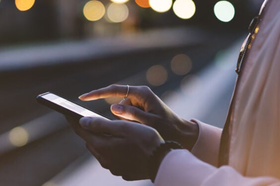 Person, die ein Mobiltelefon-Kommunikationsgerät verwendet